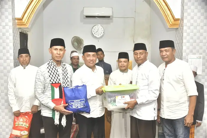 Bupati Bima Ady Mahyudi dan Wakil Bupati Bima H Irfan Zubaidy menyerahkan bantuan saat Safari Ramadan Pemerintah Kabupaten Bima di Masjid Darul Abrar, Desa Punti, Kecamatan Soromandi, Rabu (11/3/2026).