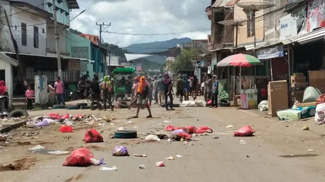 Kondisi ruas jalan di sekitar Pasar Tente Kecamatan Woha Kabupaten Bima yang menjadi lokasi bentrok dua kelompok warga, Rabu (18/3/2026). Foto Ist.