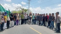 Sejumlah aktivis HMI MPO Kabupaten Bima saat berunjuk rasa di sekitar kantor Pemkab Bima. Foto Ist.