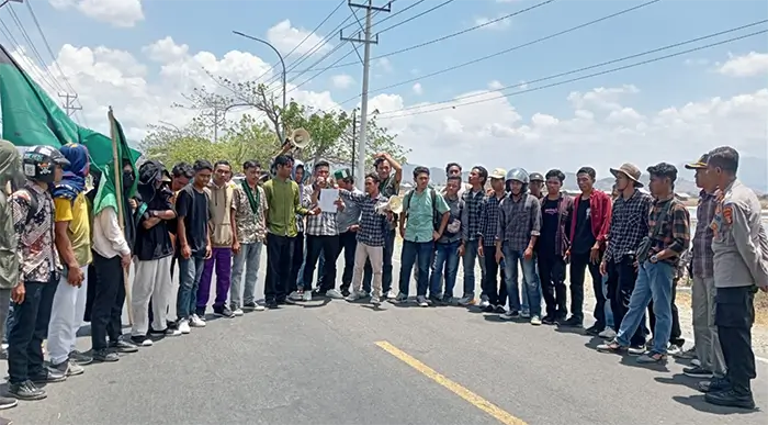 Sejumlah aktivis HMI MPO Kabupaten Bima saat berunjuk rasa di sekitar kantor Pemkab Bima. Foto Ist.