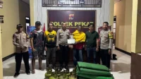 Sang kakek, terduga pelaku pencurian laptop, sejumlah tabung LPG dan terpal di Desa Nangakara Kecamatan Pekat Kabupaten Dompu usai berhasil digelandang ke Mako Polsek Pekat. Sang kakek, terduga pelaku pencurian laptop, sejumlah tabung LPG dan terpal di Desa Nangakara Kecamatan Pekat Kabupaten Dompu usai berhasil digelandang ke Mako Polsek Pekat.