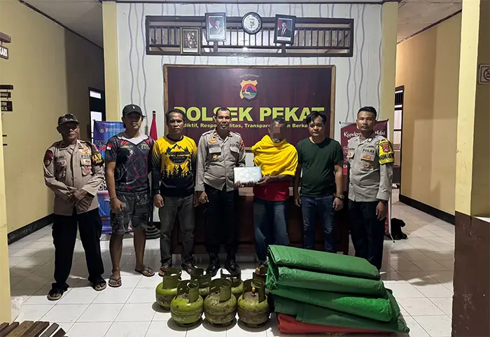 Sang kakek, terduga pelaku pencurian laptop, sejumlah tabung LPG dan terpal di Desa Nangakara Kecamatan Pekat Kabupaten Dompu usai berhasil digelandang ke Mako Polsek Pekat.