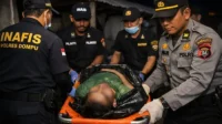Ilustrasi polisi mengevakuasi korban tewas tersengat listrik.