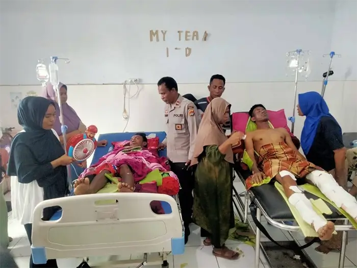 Empat anak buah kapal pengangkut garam yang terbakar di wilayah Kabupaten Bima dirawat di RSUD Sondosia pasca dievakuasi, Selasa (10/3/2026).