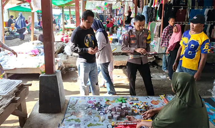 Tim Polsek Pekat saat melaksanakan razia petasan di Pasar Pekat, Minggu (15/3/2026) pagi.