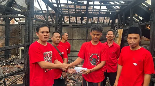 Keluarga besar DPC PDI Perjuangan Kabupaten Lombok Timur saat menyambangi dan menyerahkan bantuan kepada Suryadi, kader anak ranting yang rumahnya ludes terbakar di Bagek Anjar, Wanasaba Lauk Lotim.