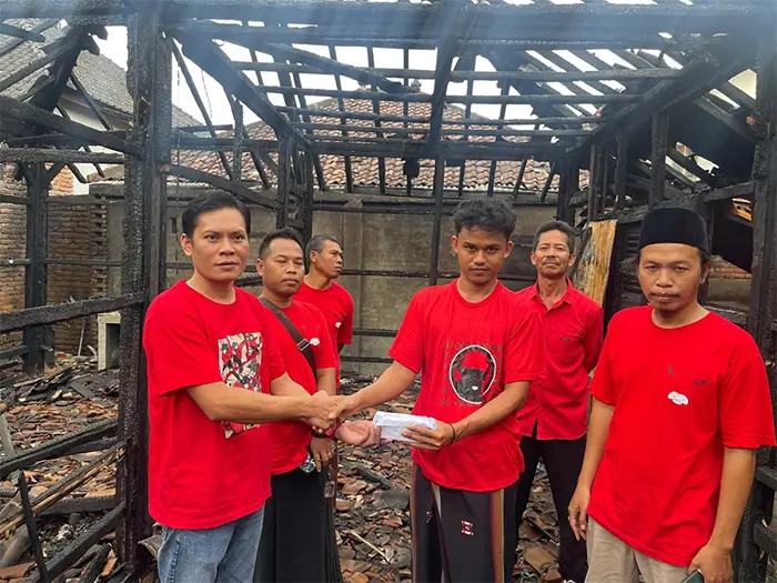 Keluarga besar DPC PDI Perjuangan Kabupaten Lombok Timur saat menyambangi dan menyerahkan bantuan kepada Suryadi, kader anak ranting yang rumahnya ludes terbakar di Bagek Anjar, Wanasaba Lauk Lotim.