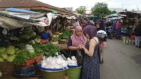 Aktivitas pedagang di pasar lama Kota Bima di Kelurahan Paruga Kota Bima. Foto US/ Berita11.com. Aktivitas pedagang di pasar lama Kota Bima di Kelurahan Paruga Kota Bima. Foto US/ Berita11.com.