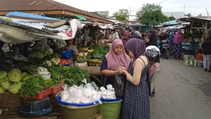Aktivitas pedagang di pasar lama Kota Bima di Kelurahan Paruga Kota Bima. Foto US/ Berita11.com.