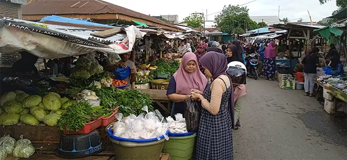 Aktivitas pedagang di pasar lama Kota Bima di Kelurahan Paruga Kota Bima. Foto US/ Berita11.com.