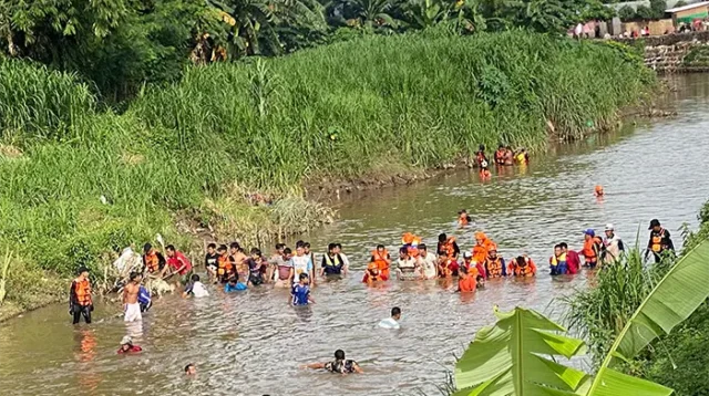 Tim SAR gabungan dan warga saat melanjutkan pencarian bocah yang hanyut di sungai di Dusun Sigi Desa Rato Kecamatan Bolo Kabupaten Bima, Selasa (3/3/2026). Hingga hari kedua pencarian tidak membuahkan hasil.