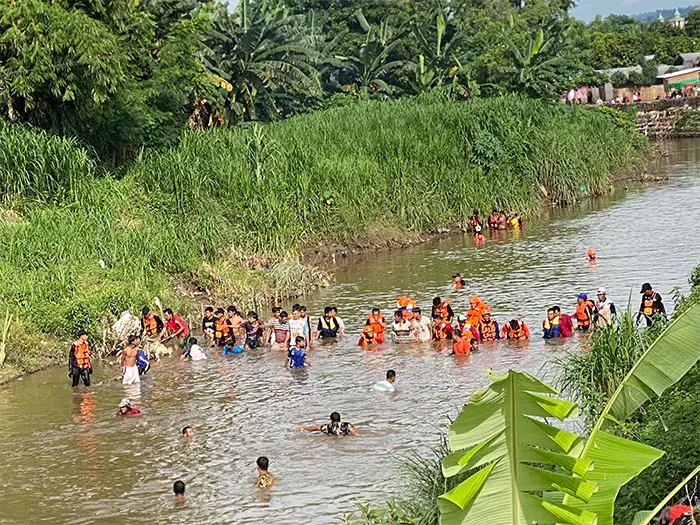 Tim SAR gabungan dan warga saat melanjutkan pencarian bocah yang hanyut di sungai di Dusun Sigi Desa Rato Kecamatan Bolo Kabupaten Bima, Selasa (3/3/2026). Hingga hari kedua pencarian tidak membuahkan hasil.