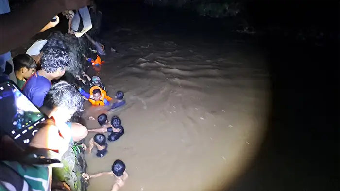 Upaya pencarian korban hanyut di aliran sungai di Kecamatan Bolo Kabupaten Bima oleh tim SAR gabungan, Senin (2/3/2026) malam.