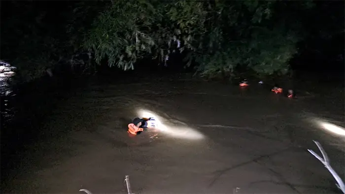 Upaya pencarian balita, korban hanyut karena arus sungai oleh tim SAR Gabungan di aliran saungai di Desa Rato Kecamatan Bolo Kabupaten Bima.