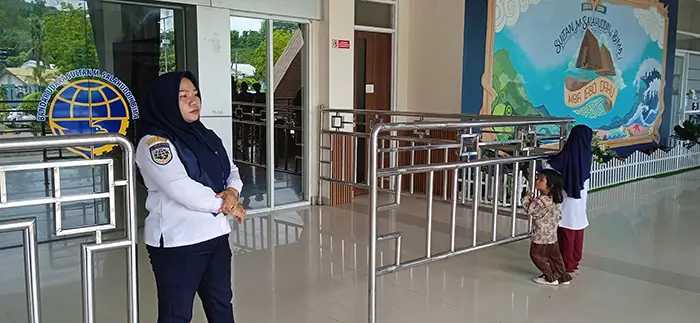 Petugas Bandara Sultan Muhammad Salahuddin Bima. Foto US/ Berita11.com.