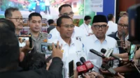 Direktur Utama BPJS Kesehatan, Prihati Pujowaskito sedang diwawancarai wartawan.