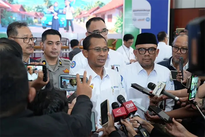 Direktur Utama BPJS Kesehatan, Prihati Pujowaskito sedang diwawancarai wartawan.