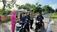 Kapolsek Pekat IPTU Jubaidin bersama Ketua Bhayangkari Ranting Pekat, Anggraini Ningsih Jubaidin membagikan takjil gratis kepada pengendara yang melintas, Kamis (12/3/2026).