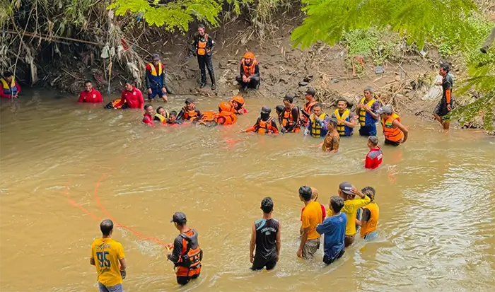 Proses pencarian korban tenggelam.