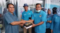 Pimpinan Mitra SPPG Lewidewa Desa Lewintana Kecamatan Soromandi Kabupaten Bima, Abdullah menyerahkan parcel lebaran kepada karyawan SPPG setempat, Sabtu (14/3/2026).