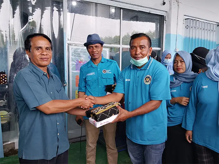 Pimpinan Mitra SPPG Lewidewa Desa Lewintana Kecamatan Soromandi Kabupaten Bima, Abdullah menyerahkan parcel lebaran kepada karyawan SPPG setempat, Sabtu (14/3/2026).
