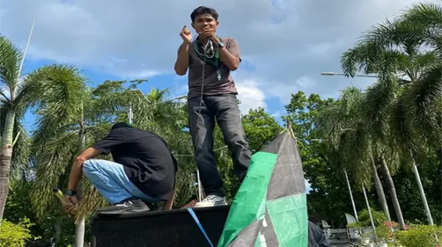 Massa HMI MPO Mataram saat menggelar unjuk rasa di kantor Pemprov NTB, belum lama ini.