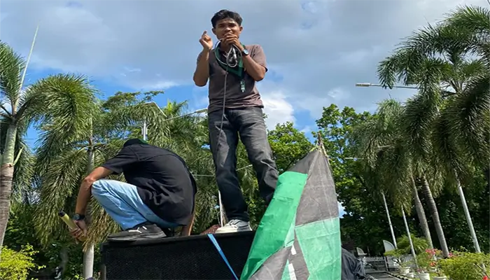 Massa HMI MPO Mataram saat menggelar unjuk rasa di kantor Pemprov NTB, belum lama ini.