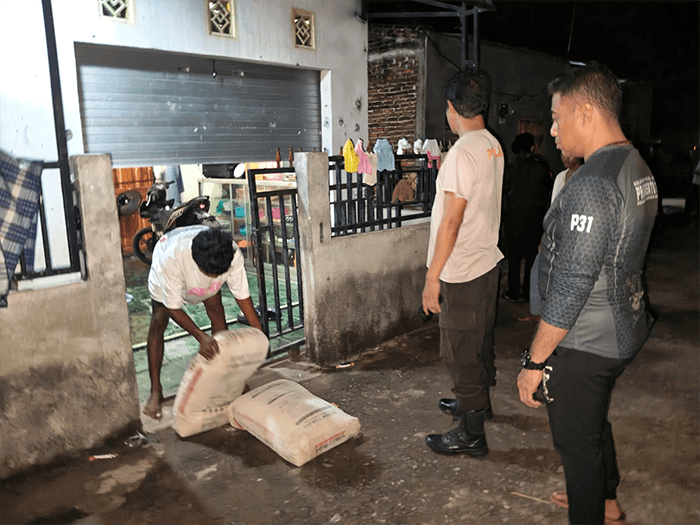 Aparat kepolisian mengamankan sejumlah barang bukti yang diduga hasil tindak pidana pencurian material proyek Kampung Nelayan Merah Putih (KNMP) di Desa Jala Kecamatan Hu’u Kabupaten Dompu.