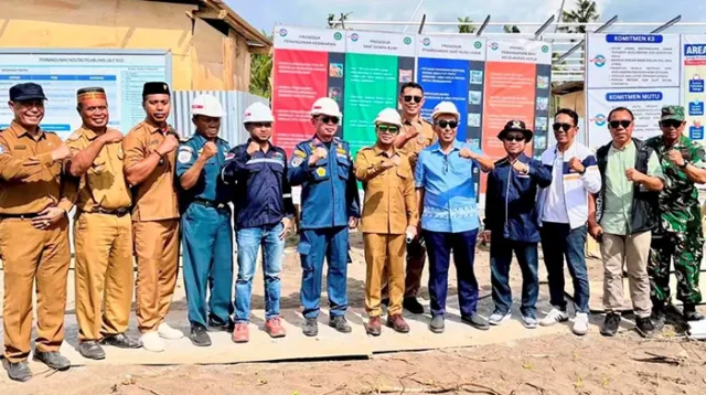 Foto bersama Anggota DPR RI Daerah Pemilihan NTB dari Partai NasDem, Mori Hanafi dengan Bupati Dompu, Bambang Firdaus dan Ketua DPRD Kabupaten Dompu, Mutakun saat meninjau lokasi pembangunan Pelabuhan Kilo , Selasa (28/4/2026).