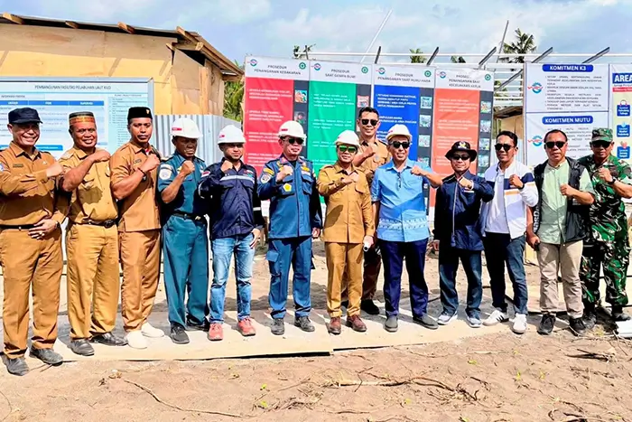 Foto bersama Anggota DPR RI Daerah Pemilihan NTB dari Partai NasDem, Mori Hanafi dengan Bupati Dompu, Bambang Firdaus dan Ketua DPRD Kabupaten Dompu, Mutakun saat meninjau lokasi pembangunan Pelabuhan Kilo , Selasa (28/4/2026).