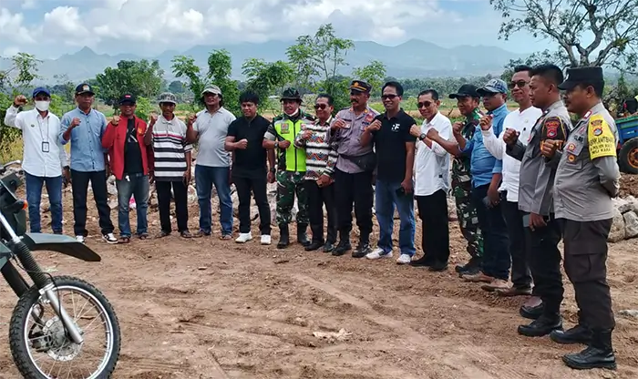 Kepala Dinas Koperasi dan UKM Kabupaten Bima, A Salam Gani dan stake holder terkait saat peletakan batu pertama pembangunan KDMP Desa Nggembe, Rabu (15/4/2026).