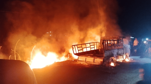 Kondisi mobil pick up yang mengangkut bahan bakar minyak saat dilahap api di Jalan Lintas Lanci Jaya, Desa Soriutu, Kecamatan Manggelewa, Kabupaten Dompu, sekira pukul 19.50 WITA, Selasa malam (28/4/2026).