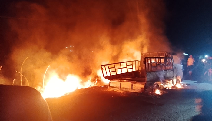 Kondisi mobil pick up yang mengangkut bahan bakar minyak saat dilahap api di Jalan Lintas Lanci Jaya, Desa Soriutu, Kecamatan Manggelewa, Kabupaten Dompu, sekira pukul 19.50 WITA, Selasa malam (28/4/2026).
