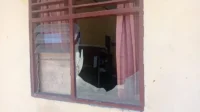 Kondisi kaca jendela kantor DPMDes Kabupaten Bima pasca dilempar orang tak dikenal Kamis (23/4/2026) pagi.