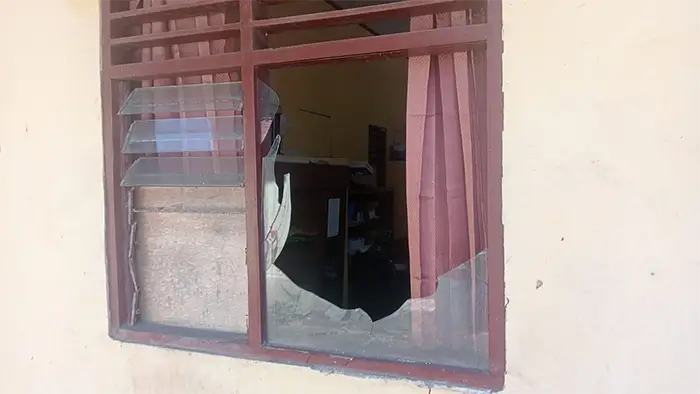 Kondisi kaca jendela kantor DPMDes Kabupaten Bima pasca dilempar orang tak dikenal Kamis (23/4/2026) pagi.