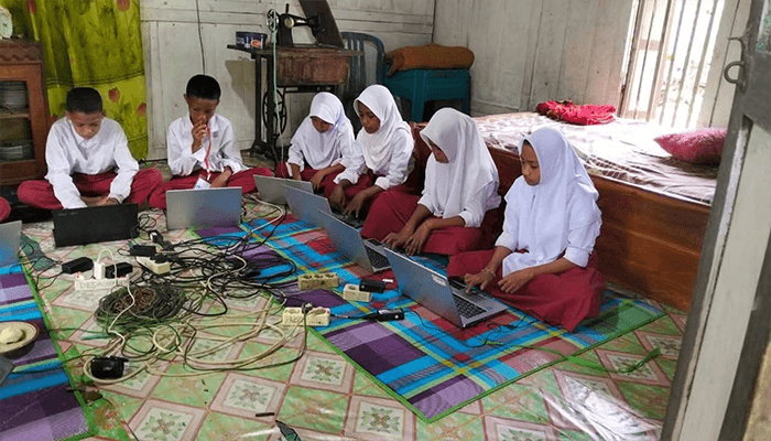 Siswa SDN Ntoke Kecamatan Wera Kabupaten Bima terpaksa mengikuti TKA di luar lingkungan sekolah karena kendala jaringan internet.