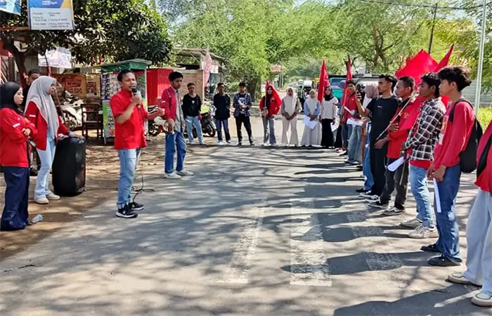 Suasana aksi unjuk rasa massa EK-LMND Kabupaten Bima mendesak LLDIKTI Wilayah VIII segera mengevaluasi KIP-Kuliah dan menindak tegas dugaan jual beli ijazah di perguruan tinggi di Kabupaten Bima.