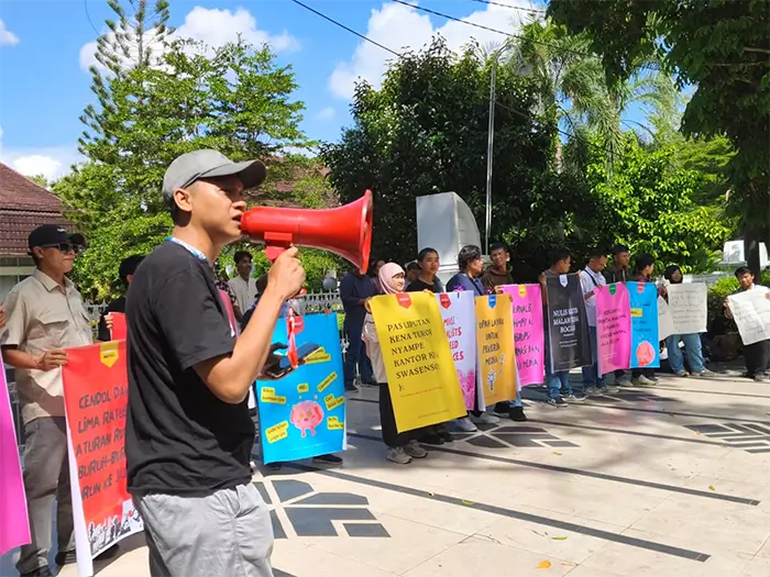 Ketua AJI Mataram, Wahyu Widiyantoro selaku Korlap Aksi WPFD 2026 di Mataram saat berorasi. Ia menyorot indeks kebebasan pers di Indonesia terus menurun.