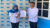 Foto bersama Kepala Yayasan Perkumpulan Demokrasi Sembilan-Sembilan melaksanakan dan BPJS Kesehatan Cabang Bima usai menandatangani Perjanjian Kerja Sama (PKS) pendaftaran Program Jaminan Kesehatan Nasional (JKN) bagi tenaga relawan, senin (25/05/2026).