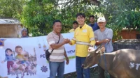 Tim PT Sumbawa Timur Mining (STM) menyalurkan sapi bagi masyarakat di Kabupaten Dompu, Provinsi Nusa Tenggara Barat. Bantuan bertujuan untuk memperkuat hubungan sosial perusahaan dan masyarakat, sekaligus mendukung pemenuhan gizi masyarakat.
