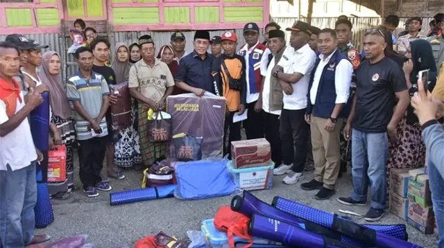 Bupati Bima Ady Mahyudi mengunjungi dan menyerahkan bantuan kepada korban kebakaran rumah tinggal di RT 010 RW 003 Dusun Rocimena, Desa Monta, Kecamatan Monta, Rabu (6/5/2026).