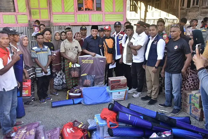 Bupati Bima Ady Mahyudi mengunjungi dan menyerahkan bantuan kepada korban kebakaran rumah tinggal di RT 010 RW 003 Dusun Rocimena, Desa Monta, Kecamatan Monta, Rabu (6/5/2026).