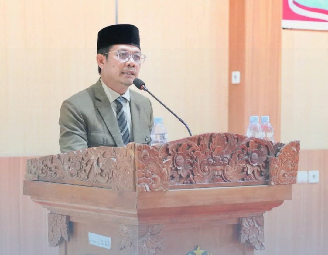Bupati Dompu, Bambang Firdaus saat menyampaikan LKPJ Tahun 2025 dalam sidang paripurna DPRD Kabupaten Dompu.