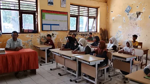 Ega dan kawan-kawan saat mengikuti kegiatan belajar di dalam kelas. Foto US/ Berita11.com.