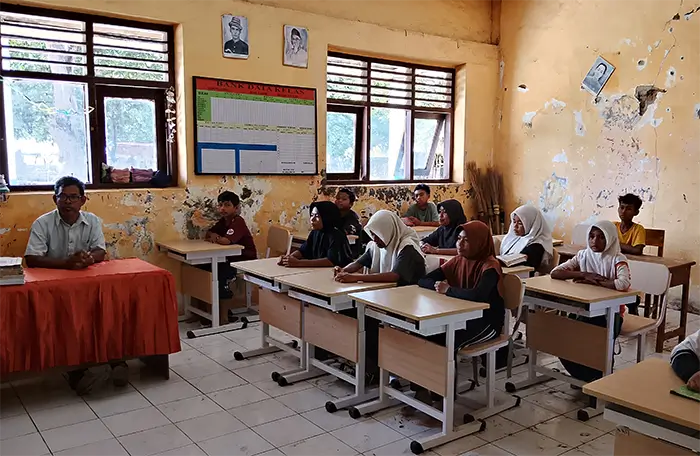 Ega dan kawan-kawan saat mengikuti kegiatan belajar di dalam kelas. Foto US/ Berita11.com.