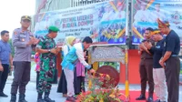 Bupati Dompu Bambang Firdaus memukul gong menandai pembukaan Festival Literasi Budaya Dompu dalam rangka memeriahkan Hari Ulang Tahun ke-211 Kabupaten Dompu, yang digelar di Lapangan Karijawa, Kamis (02/04/2026).