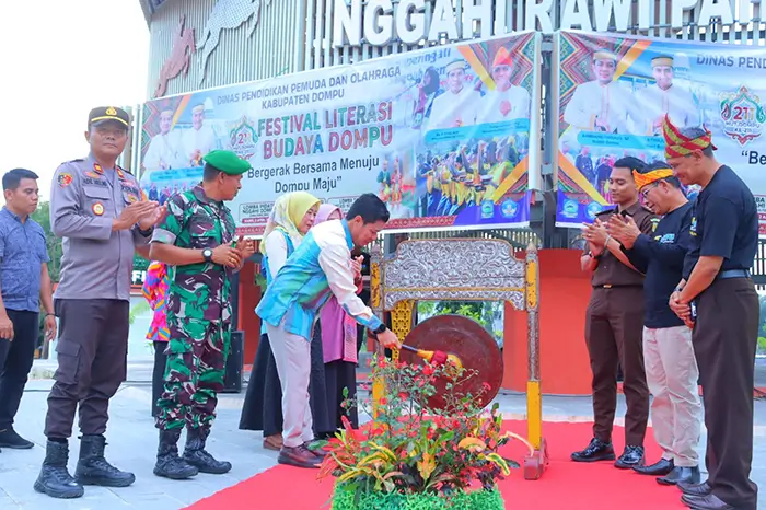 Bupati Dompu Bambang Firdaus memukul gong menandai pembukaan Festival Literasi Budaya Dompu dalam rangka memeriahkan Hari Ulang Tahun ke-211 Kabupaten Dompu, yang digelar di Lapangan Karijawa, Kamis (02/04/2026).