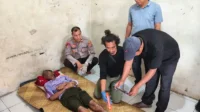 Kapolsek Pekat, Iptu Jubaidin memimpin proses identifikasi dan evakuasi korban di kamar mess perusahaan, Jumat (22/5/2026) pagi.