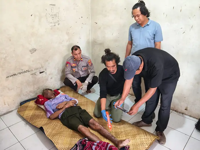 Kapolsek Pekat, Iptu Jubaidin memimpin proses identifikasi dan evakuasi korban di kamar mess perusahaan, Jumat (22/5/2026) pagi.
