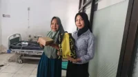 Petugas RSUD Sondosia memberikan kejutan kepada pasien dan kerabat pasien dengan memberikan bingkisan.